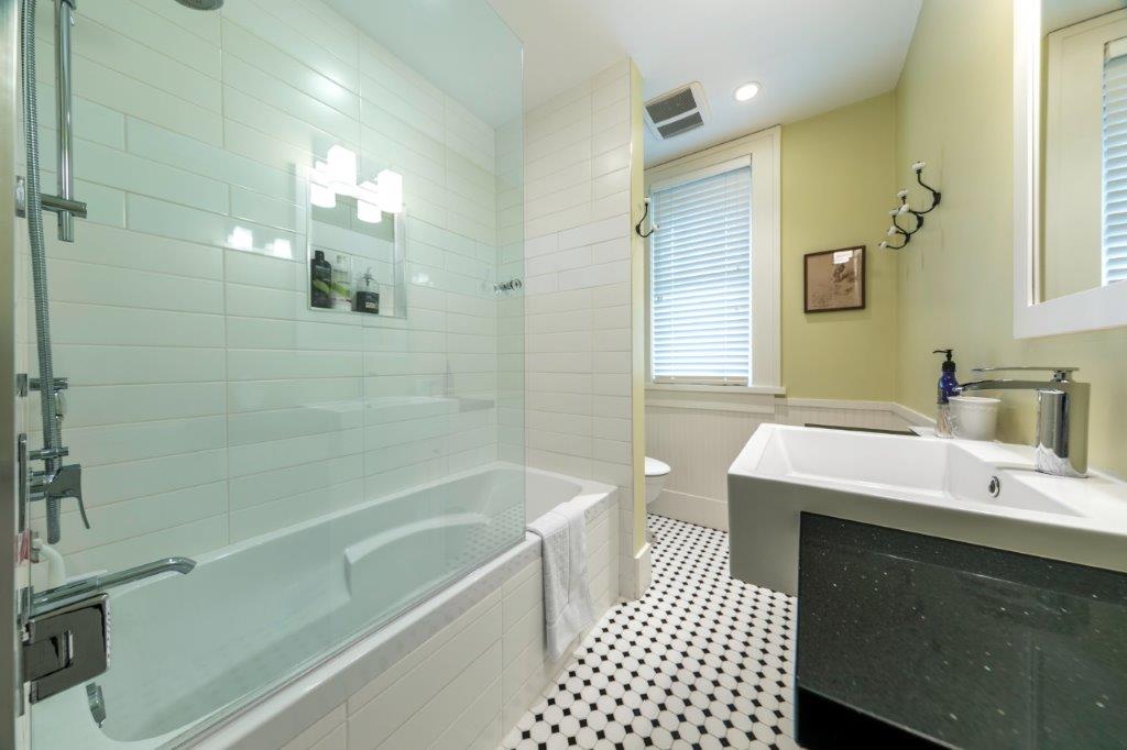 bathroom-renovation-kelowna-home-builder